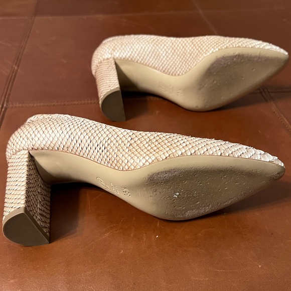 M. Gemi Lustro Creamy beige Snakeskin pumps in beautiful condition. Size 35 1/2 - Picture 4 of 7
